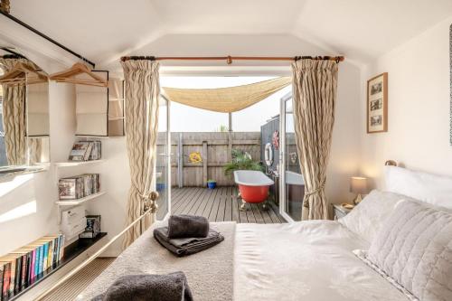 a bedroom with a bed and a bath tub at 1 Bed in Totnes oc-bc1000 in Totnes