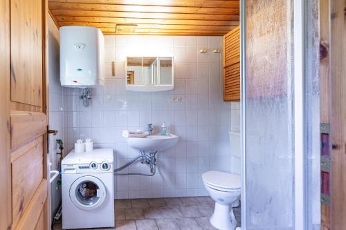 a bathroom with a washing machine and a sink at Haus Ottomar in Wieck