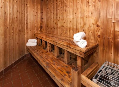 una sauna con 2 toallas en una pared de madera en The Inn on Lake Superior, en Duluth