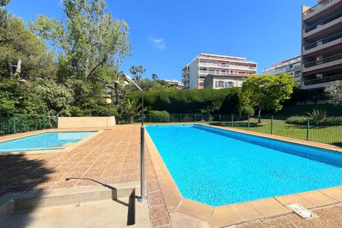 Apartment with balcony and pool near the sea