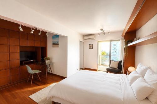 Apartment with balcony and pool near the sea