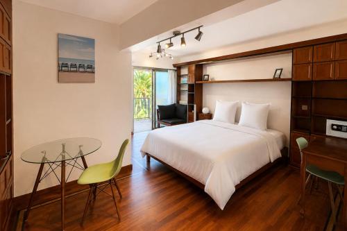Apartment with balcony and pool near the sea