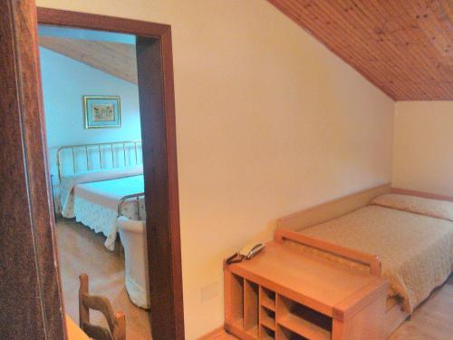 Ένα ή περισσότερα κρεβάτια σε δωμάτιο στο Albergo Capriolo