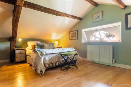 a bedroom with a bed and a window at Gîte du château d'Hodebert in Saint-Paterne-Racan