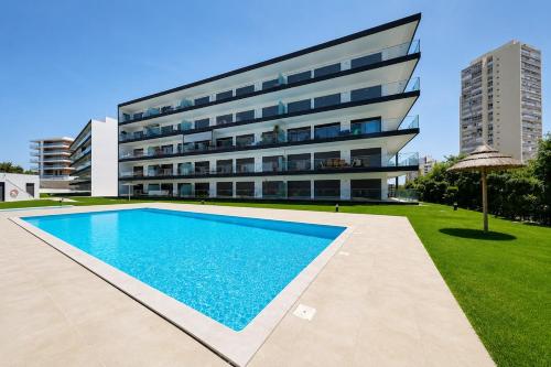 Modern Praia da Rocha Apt 5 Min Beach walk With Pool