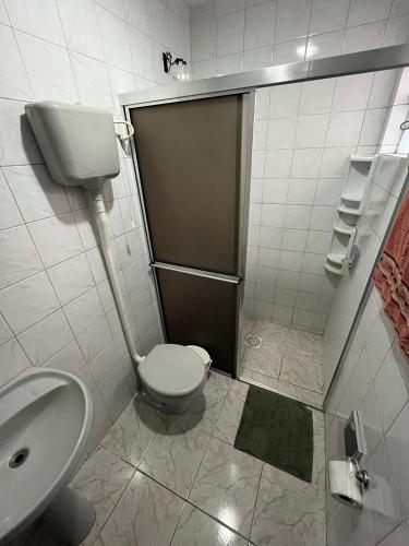 a small bathroom with a toilet and a sink at casa top proximo Fenac NH in Novo Hamburgo