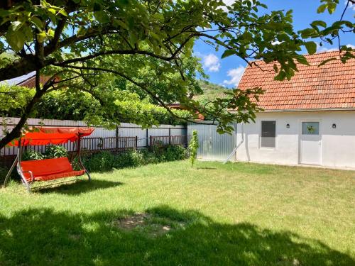 a red hammock in the yard of a house at Kisbirs Vendégház in Tokaj