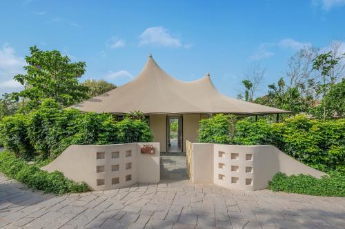 a building with a tent in the middle of a courtyard at JW Marriott Ranthambore Resort & Spa in Sawāi Mādhopur
