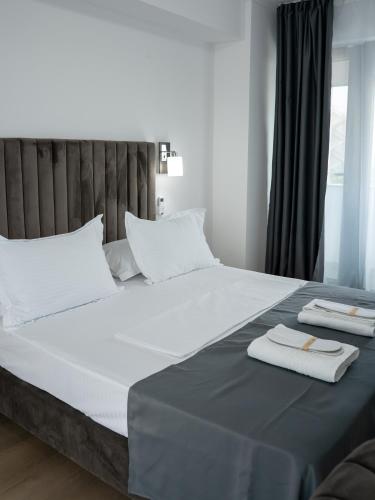 ein großes weißes Bett mit zwei Handtüchern darauf in der Unterkunft Hotel Sonmez in Venus