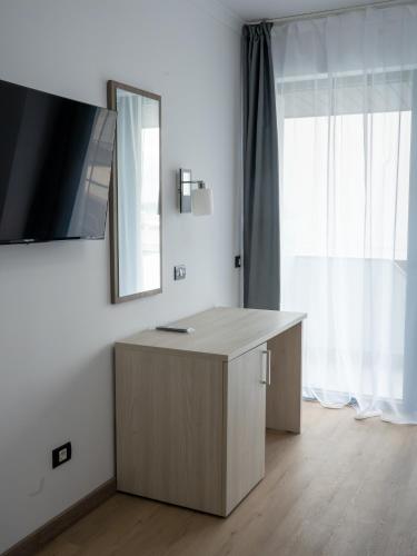 ein Zimmer mit einem Schreibtisch mit Spiegel und einem Fenster in der Unterkunft Hotel Sonmez in Venus