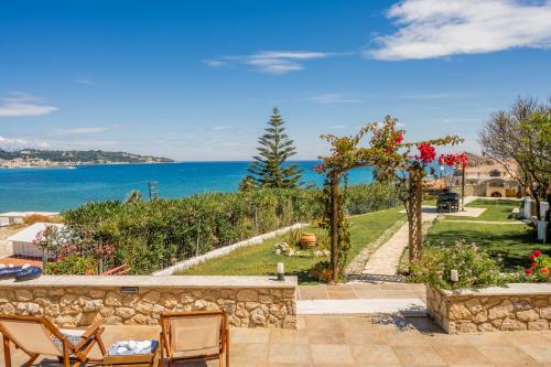 eine Terrasse mit Stühlen und Meerblick in der Unterkunft Orientem Villa - Sea View Near Zante Town in Argassi