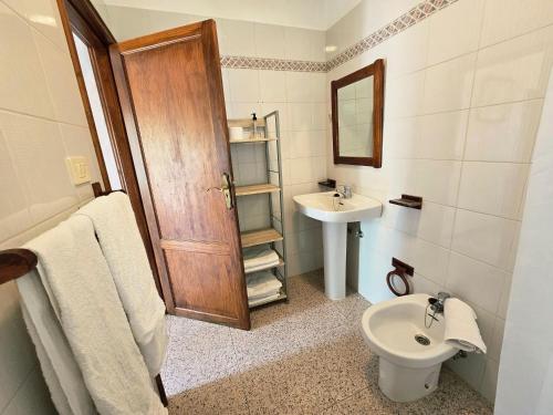 a bathroom with a toilet and a sink at Inés in Tijarafe