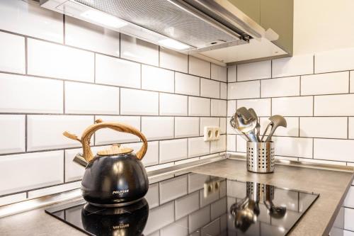 a tea kettle is sitting on a kitchen counter at Altstadt Quartier in Bad Freienwalde