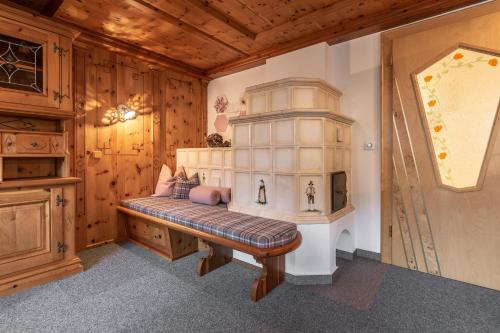 a room with a bench with a shelf on the wall at Gästehaus Restaurant Wiesenheim in Uderns