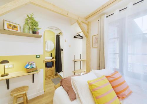 a bedroom with a white bed and a desk at Studio Welcome, petit espace, grand confort in Arudy