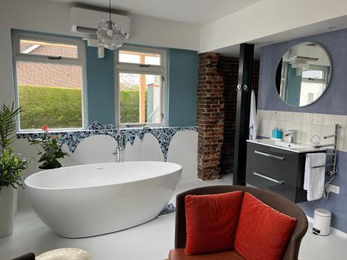 a bathroom with a large tub and a sink at Thorn BenB in Thorn