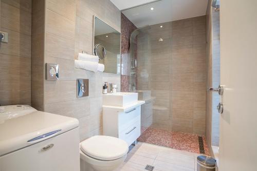 un bagno con un water, un lavandino e uno specchio di Villa Steffi a Baška Voda