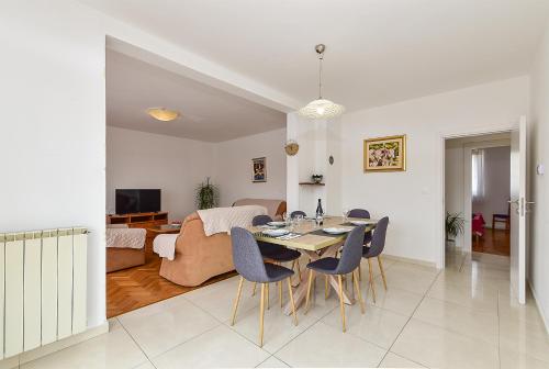 Apartment Ester 2437