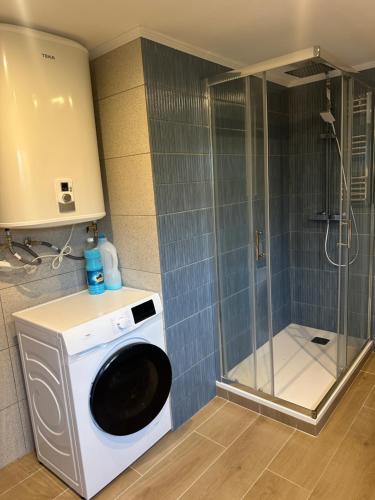 101 - Beachside Renovated 1BR apt w private garden