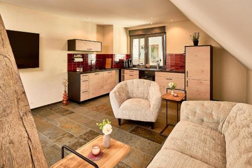 a living room with a couch and a kitchen at Wohnen am Weingut - Auf dem Ausguck in Briedel
