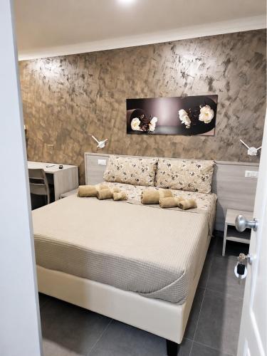 a bedroom with a large white bed in a room at Maria House in Parghelia
