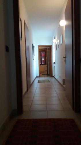 an empty hallway with a door and a tile floor at Dreon B&B in Portogruaro