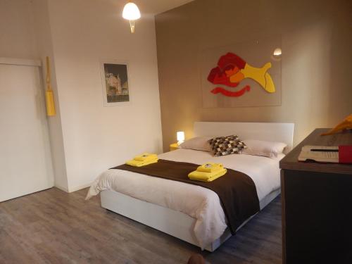ヴェネツィアにあるApartment Camillaのベッドルーム1室(黄色いタオルが付いたベッド1台付)