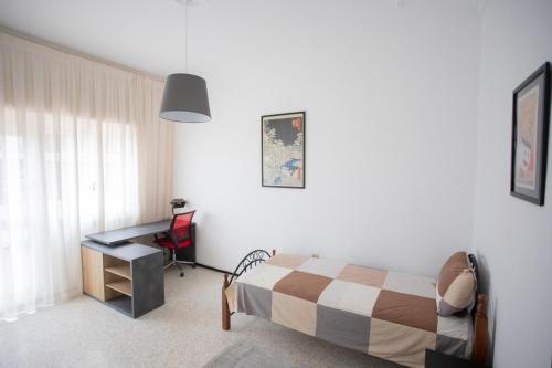 a bedroom with a bed and a desk in it at Apartamento en Residencia Brooks Iberia in Tangier