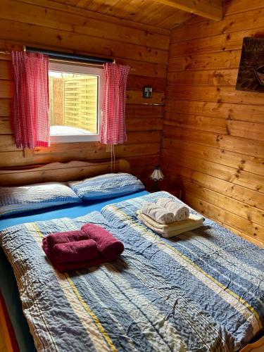 a bedroom with two beds in a log cabin at Haus Seerobbe-Blockhaus im Garten in Fehmarn