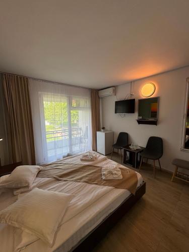 a bedroom with a large bed and a window at Hotel Iulia Resort in Venus