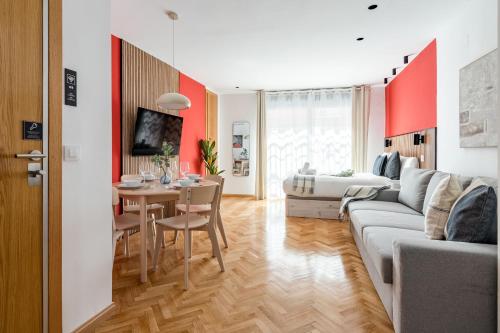 Cuatro Caminos Studio by Charming