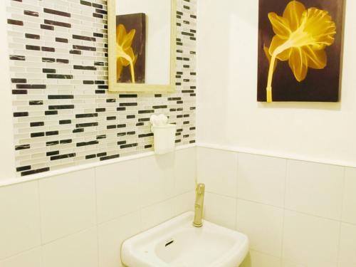 ein Badezimmer mit Toilette und Waschbecken in der Unterkunft Amigas Transient in Santo Tomas