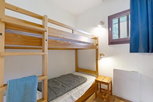 a bedroom with two bunk beds and a desk at Les Cimes - La Canopée in Gresse-en-Vercors