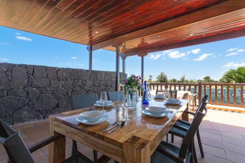 Villa Penguina Playa Blanca - 5 Bedroom - Hot Tub - Heated Pool