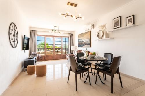 Villa Penguina Playa Blanca - 5 Bedroom - Hot Tub - Heated Pool