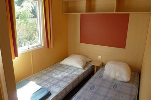 Un pat sau paturi într-o cameră la Camping la Chaumière