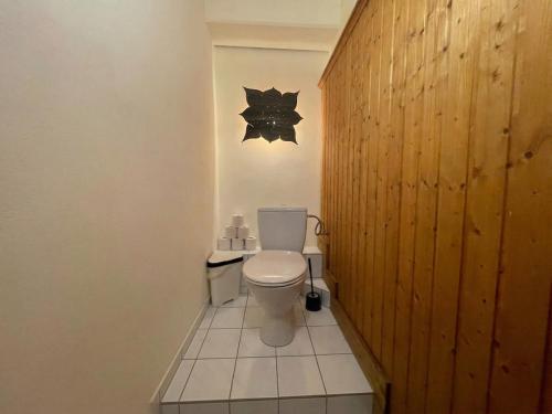 a bathroom with a toilet with a star on the wall at Sandino Summer Camp in Berlin
