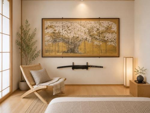 a bedroom with a chair and a painting on the wall at 渋谷駅徒歩10分!!一棟まるごと貸し切り!お子様歓迎駐車場無料10人ok5部屋バスルーム2つ in Tokyo