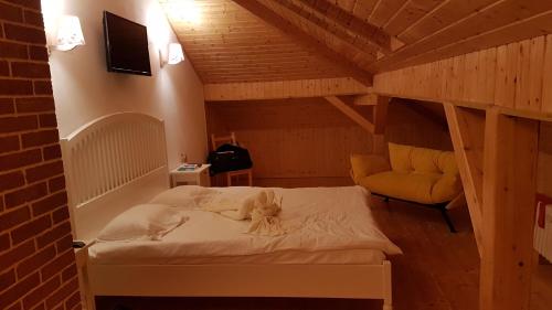 a small room with a bed and a couch at Pensiunea Agroturistica Cerna, Vaideeni - Polovragi in Vaideeni