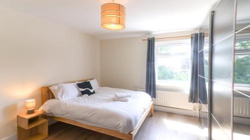 a small bedroom with a bed and a window at Spacious and Modern Durham home in Gilesgate