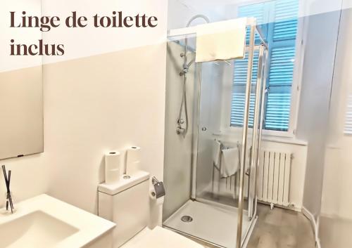 a white bathroom with a shower and a sink at Studio 6, Eaux-Chaudes, proche Laruns & Espagne in Laruns