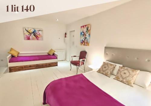 a bedroom with a purple bed and a chair at Studio 6, Eaux-Chaudes, proche Laruns & Espagne in Laruns