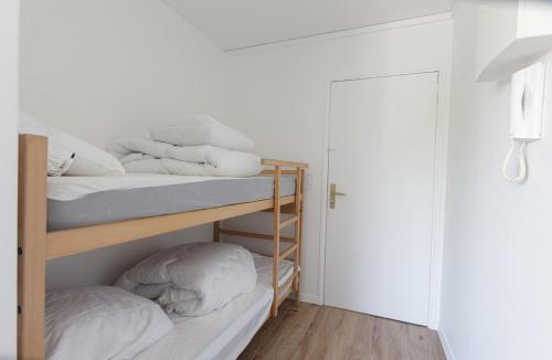 a bedroom with two bunk beds with white towels at Studio à 50 m de la plage in Arcachon