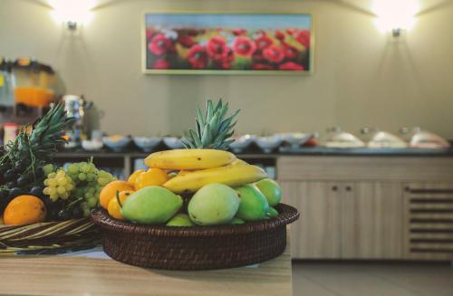 ein Obstkorb auf einem Tisch in der Unterkunft Serenity Suites Istanbul Airport in Istanbul