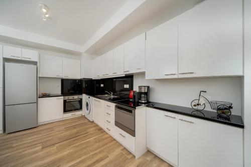 Riviera 1BR - 8 min Niarchos SNFCC by TwentyTwo