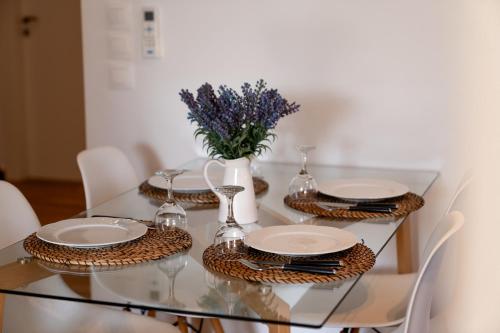 Riviera 1BR - 8 min Niarchos SNFCC by TwentyTwo