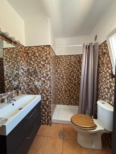 a bathroom with a tub and a toilet and a sink at Casa Victoria in Antigua