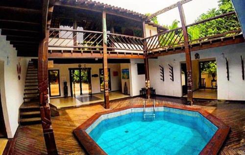 a large swimming pool in the middle of a house at Guest House da Lui in Ubatuba