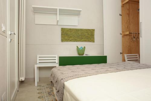 una camera con letto, tavolo e sedie di Casa LIGNY - charme apartment a Trapani