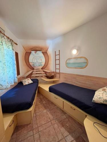 a bedroom with two beds in a room at Case Vacanze La Conia in Cannigione